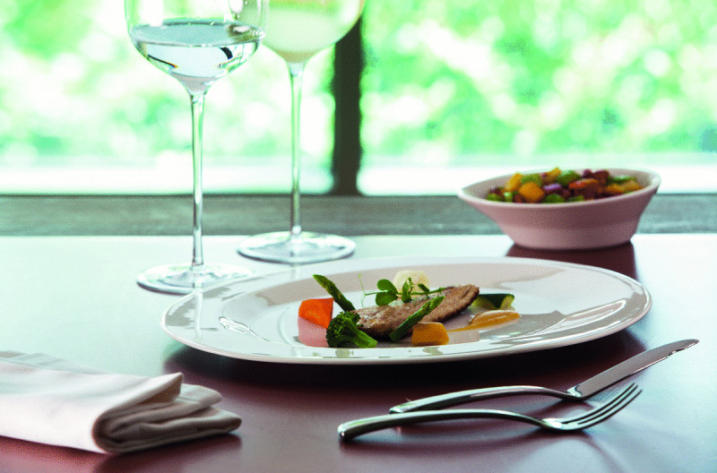 Assiette plate ovale ivoire porcelaine vitrifiée 34,2x27,3 cm Giro Rak